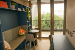 a room with a table and a view of a balcony at Belíssimo Stúdio in São Paulo