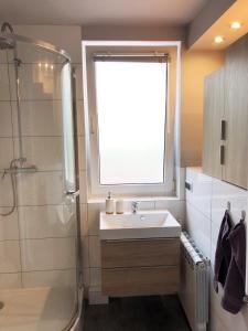 Kúpeľňa v ubytovaní Apartament 65m2 z balkonem blisko jeziora