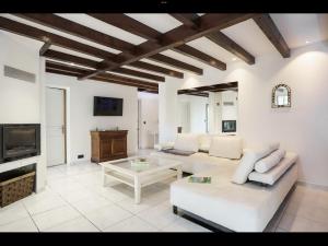 a living room with a couch and a table at Maison Villa Yoda in Saint-Jean-de-Luz