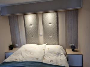 Postel nebo postele na pokoji v ubytování Camping Zeezicht Verhuur Chalet aan Zee
