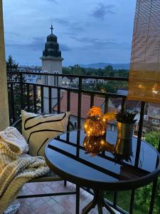 einen Tisch und Stühle auf einem Balkon mit Aussicht in der Unterkunft Apartman Riva in Kraljevo