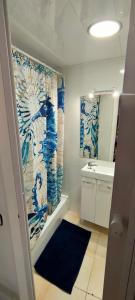 ein Badezimmer mit einem Waschbecken und einer blau-weißen Wand in der Unterkunft 3 Apartamento tipo estudio ideal para tus vacaciones in Tarragona