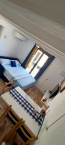 Zimmer mit 2 Betten, einem Tisch und Stühlen in der Unterkunft 3 Apartamento tipo estudio ideal para tus vacaciones in Tarragona
