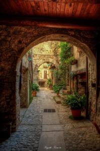 an alley with an archway in a stone building at Casa Mia in Poggio Moiano
