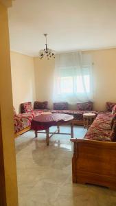 ein Wohnzimmer mit 2 Sofas und einem Tisch in der Unterkunft Cartier El MANAR El jadida CITY in El Jadida