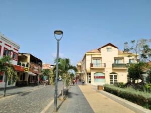 una strada con un palo della luce sul lato di una strada di Plaza Top floor apartment a Santa Maria