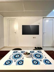 ein Zimmer mit einem Tisch mit blauen Augen darauf in der Unterkunft Apartman Centar in Sarajevo