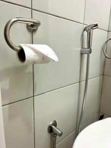 un rotolo di carta igienica su un supporto in bagno di Apartman Centar a Sarajevo