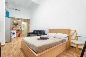 A bed or beds in a room at CAMP NOU & FiRA BUSINESS LOFTS