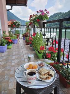 una mesa con un plato de comida y una taza de café en Idila Zvorničkog jezera en Zvornik