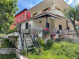 une maison avec un escalier en face de celle-ci dans l'établissement Hibroj Guesthouse, à Vlorë