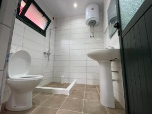 Koupelna v ubytování Hibroj Guesthouse + 4 fotografie