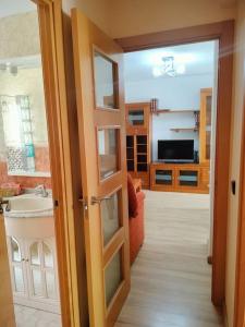 ein Bad mit einer Tür zum Wohnzimmer in der Unterkunft Apartamento Deluxe El Camino in Alcalá de Henares