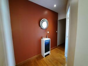 Kuchnia lub aneks kuchenny w obiekcie IRON MAN offer a villa located right on the river