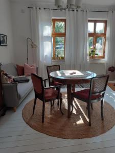 アンガーミュンデにあるMartinsgartenのリビングルーム(テーブル、椅子、ソファ付)
