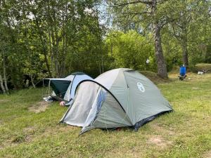uma tenda sentada num campo na relva em telšu vietas Divi Ozoli 