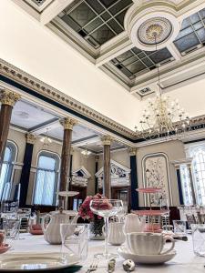 uma sala de jantar com uma mesa com copos de vinho em The Parr’s Bank Hotel em Warrington