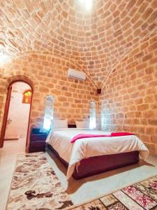 a bedroom with a bed in a brick wall at فيلا البرج قرية تونس يوسف الصديق الفيوم in Tunis