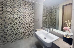 Koupelna v ubytování Beautiful studio apartment in Al Furjan