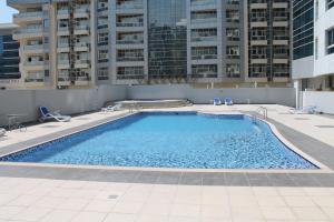 Bazén v ubytování Newly furnished cozy 1 bedroom apartment close to JBR beach and metro nebo v jeho okolí