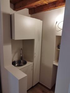 - une petite cuisine avec évier dans la chambre dans l'établissement Rota's House, à Bergame