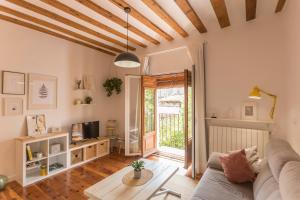 a living room with a couch and a tv at DuermeCuenca in Cuenca
