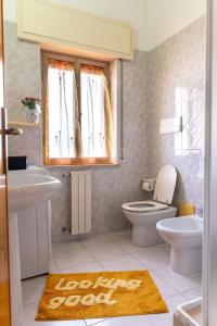 een badkamer met een toilet en een wastafel bij Casa Elisa La Caletta in La Caletta