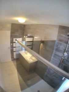 uma casa de banho com um lavatório e um espelho em Maison 5 personnes à Noirmoutier em Noirmoutier-en-l'lle