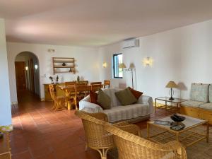 ein Wohnzimmer mit Sofa und Tisch in der Unterkunft Beach House Golden Club in Cabanas de Tavira