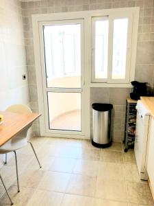 Kuchnia lub aneks kuchenny w obiekcie Apartamento 3 dormitorios Malaga (Teatinos)