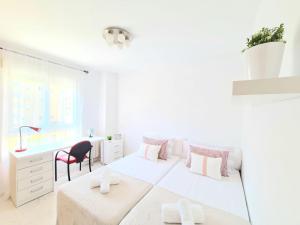 Łóżko lub łóżka w pokoju w obiekcie Apartamento 3 dormitorios Malaga (Teatinos)