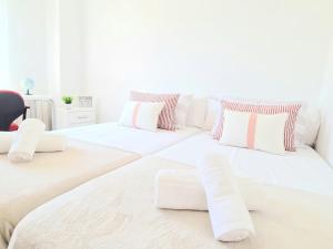 Łóżko lub łóżka w pokoju w obiekcie Apartamento 3 dormitorios Malaga (Teatinos)