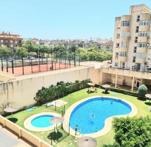 widok na basen w mieście w obiekcie Apartamento 3 dormitorios Malaga (Teatinos) w Maladze