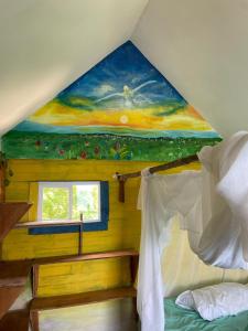 um quarto no sótão com uma pintura no tecto em Princesa del Mar em Playa Blanca