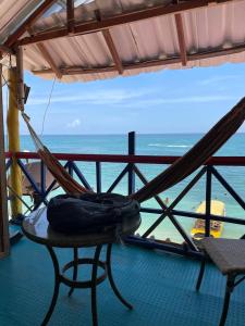 uma rede de descanso numa varanda com vista para o oceano em Princesa del Mar em Playa Blanca