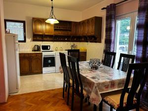 een keuken met een tafel en stoelen en een keuken met bij Apartments Panoramic Paradise in Kotor