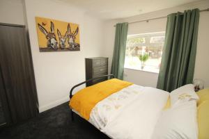 Tempat tidur dalam kamar di Exceptional 3 Bed, Great Location in Ashby Ideal for Travellers, Short Holiday Stays And Contractors