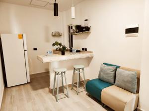 a kitchen with a counter and a bar with stools at La Quinta Caribeña in Playa del Carmen