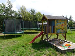 a playground with a play structure and a slide at Familienurlaub auf dem Land - haustierfreundlich - 10 Minuten von Templin in Milmersdorf