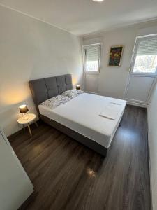 Säng eller sängar i ett rum på Apartman Đuzel