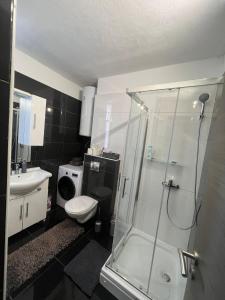 Ett badrum på Apartman Đuzel