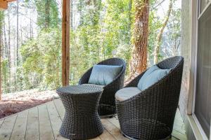 - 2 chaises en osier et une table sur une terrasse couverte dans l'établissement The Cozy Garden, à Marietta