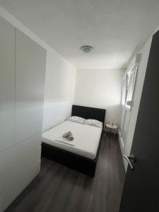 Tempat tidur dalam kamar di Apartman Đuzel