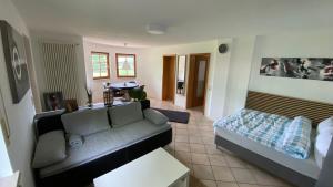 ein Wohnzimmer mit einem Sofa und einem Tisch in der Unterkunft Apartment Bärenfelsblick in Wehr