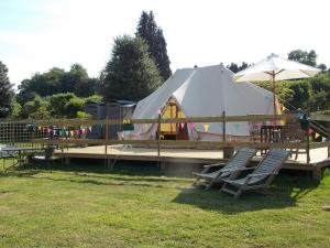una yurta con sedie, tavolo e tenda di Hope Cottage Bell Tent Retreat ad Ashbourne