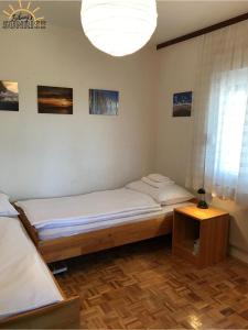 Ein Bett oder Betten in einem Zimmer der Unterkunft Tribunj Sunrise