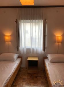 Ein Bett oder Betten in einem Zimmer der Unterkunft Tribunj Sunrise