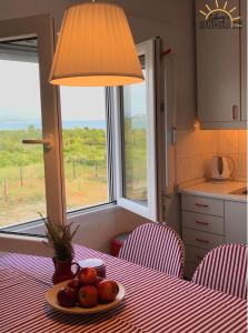 ein Tisch mit einem Obstteller und einer Lampe in der Unterkunft Tribunj Sunrise in Tribunj + 37 Fotos