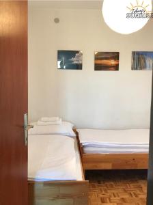 Ein Bett oder Betten in einem Zimmer der Unterkunft Tribunj Sunrise