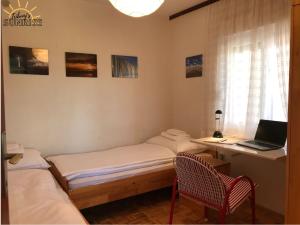 Ein Bett oder Betten in einem Zimmer der Unterkunft Tribunj Sunrise